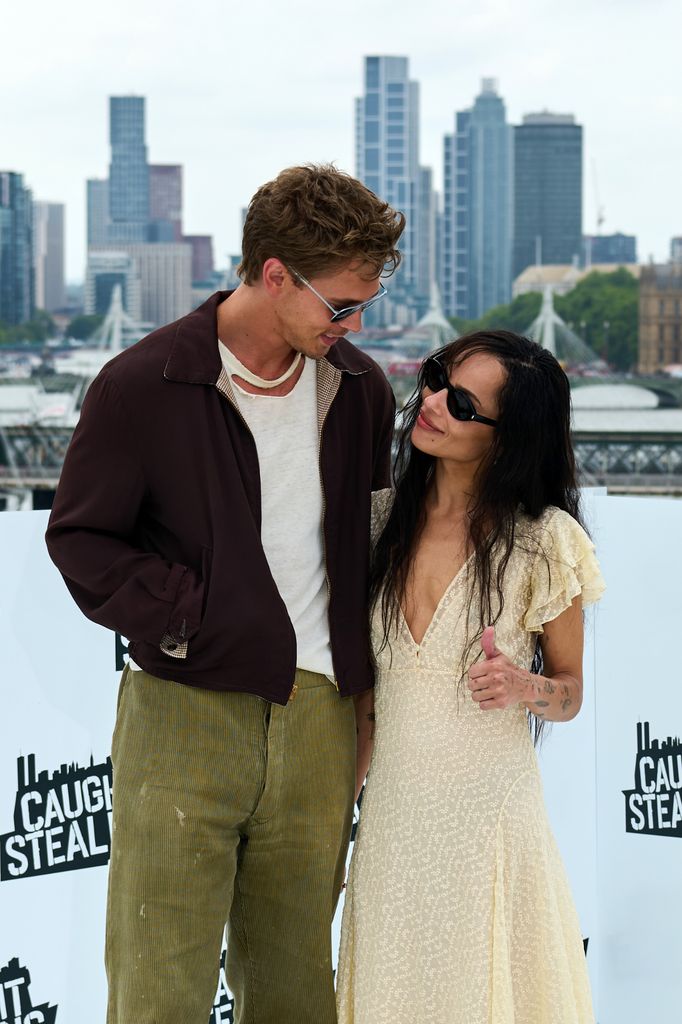 Austin Butler y Zoë Kravitz causaron rumores debido a su cercanía en la promoción de 'Caught Stealing'.