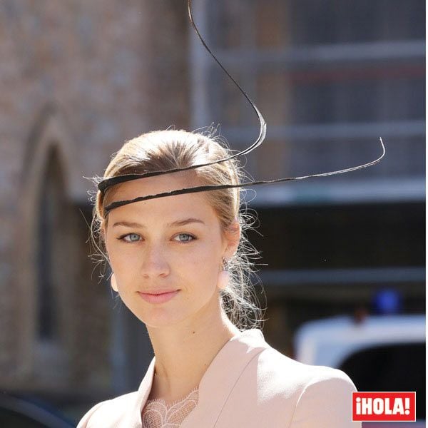 Beatrice Borromeo acudió del brazo de Pierre Casiraghi a la boda de los príncipes Félix y Claire de Luxemburgo deslumbrante con un tocado de aire contemporáneo.
