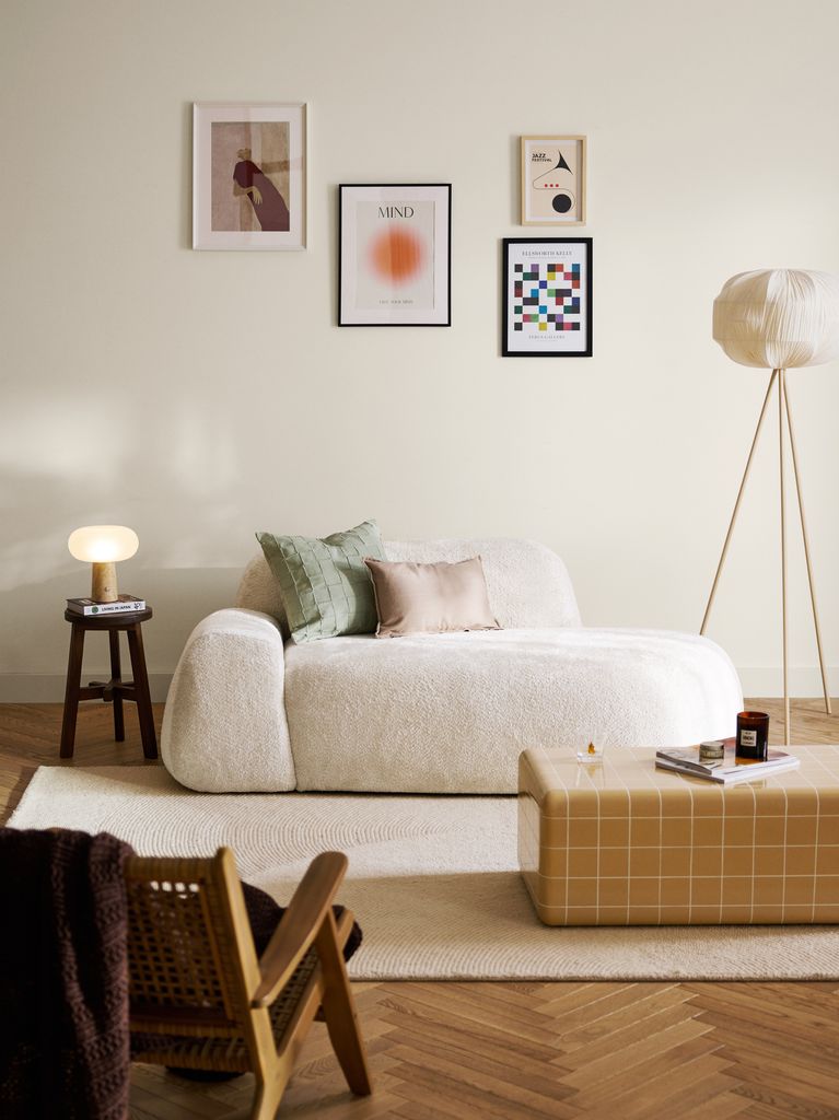 Chaise longue tapizada en blanco