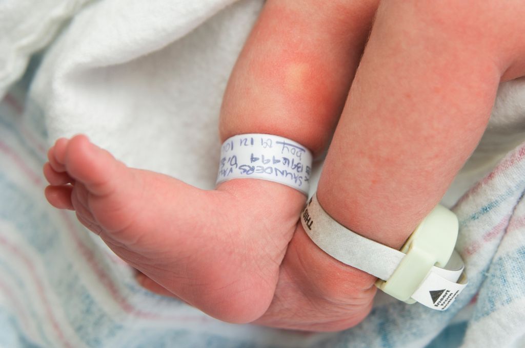 Recién nacido con pulseras identificativas en los pies