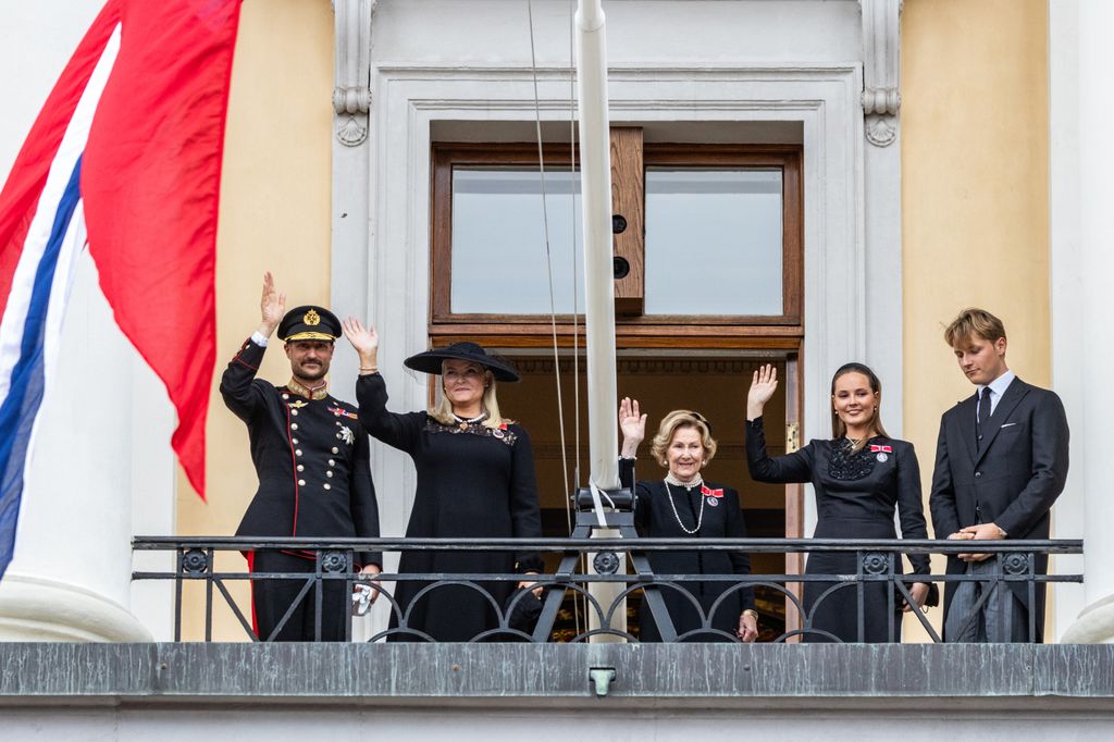 El Rey Haakon de Noruega, Reina Mette-Marit de Noruega, Reina Sonja de Noruega, Princesa Heredera Ingrid Alexandra de Noruega y Príncipe Sverre Magnus de Noruega agradecieron desde el balcón del palacio por haberlos acompañado en la despedida del rey