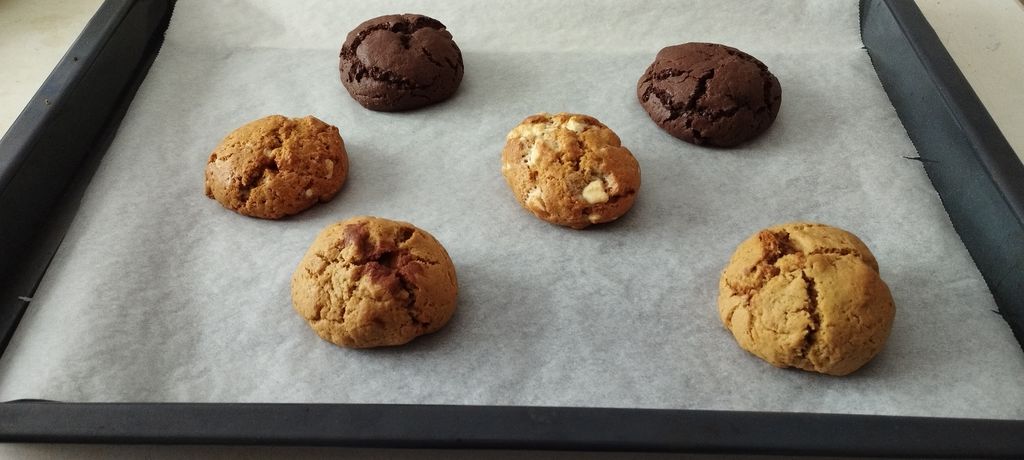 Forrar la banjeda con papel de horno, muy recomendable si no queremos que las galletas de peguen. 