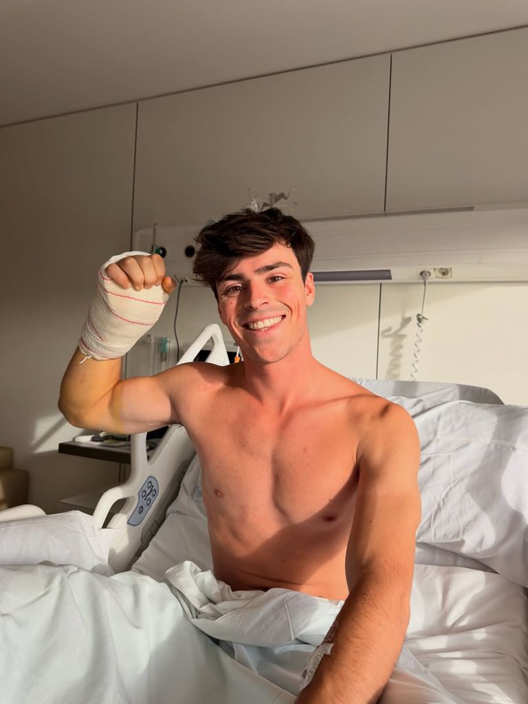 Alonso García recién operado de su mano derecha