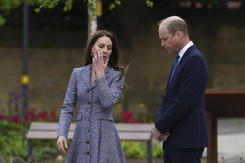 La emoción del príncipe Guillermo y Kate Middleton en un homenaje en Manchester