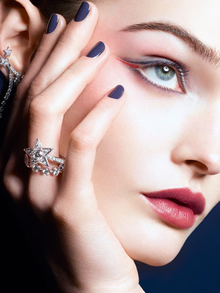 manicura de chanel azul
