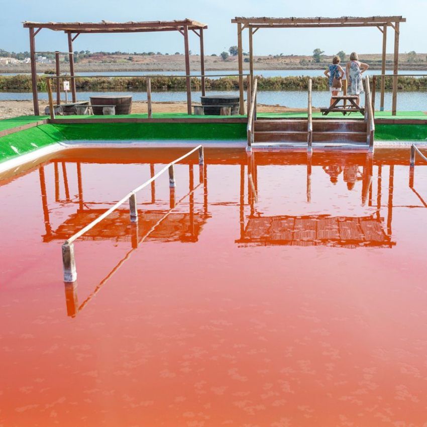 Las visitas guiadas a las salinas permiten conocer el proceso de producción y disfrutar de un baño en ellas.