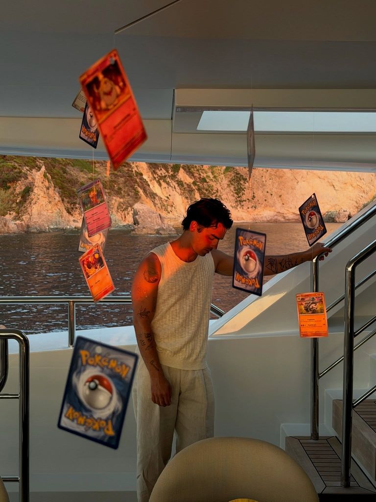 Joe Jonas en la cubierta del yate, decorado con elementos de Pokemon