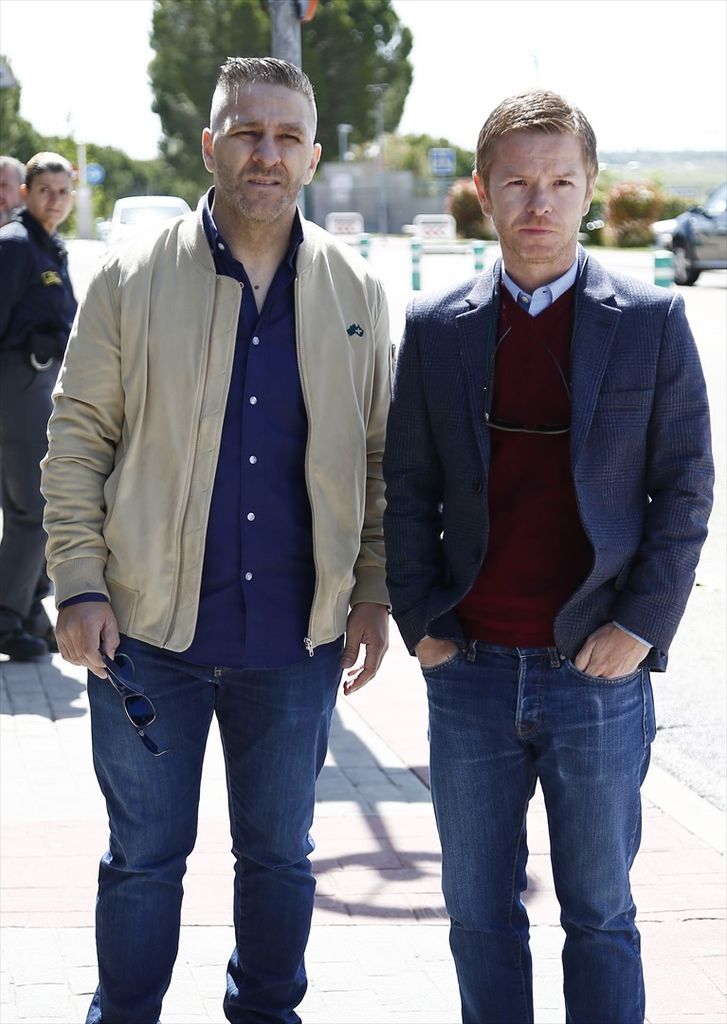 Julián González, a la derecha, con su compañero Miguel Ángel Garzón, en el último adiós a Antonio Mercero, creador de 'Farmacia de Guardia'