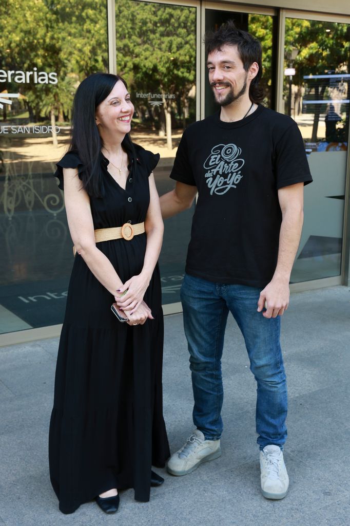 Ana Tamariz con su hijo Daniel durante el velatorio de Juan Tamariz el 19 de agosto de 2026 en Madrid  