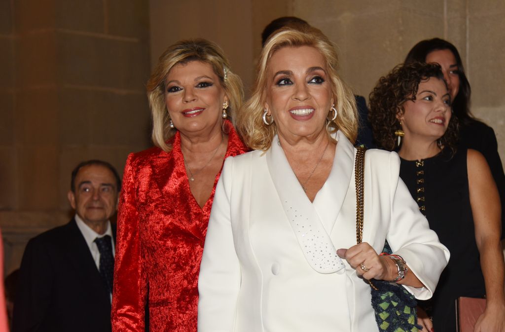 Terelu y Carmen durante la entrega de las Medallas de Oro al Mérito en Bellas Artes de Sevilla en 2024