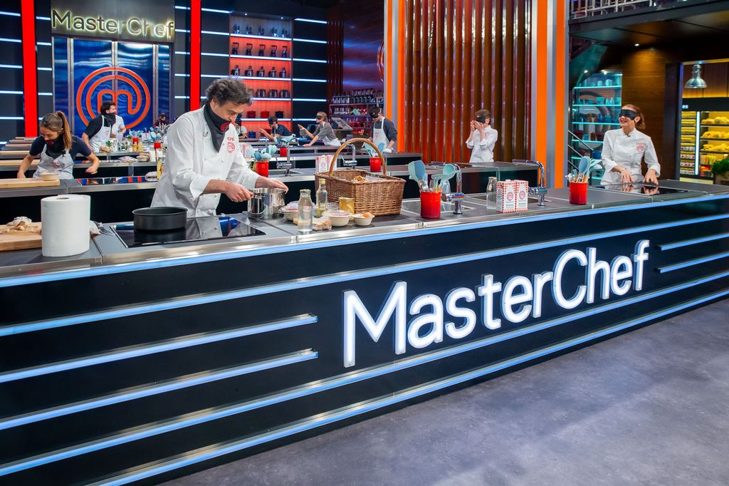Pepe Rodríguez y Samantha Vallejo-Nágera se ponen la chaquetilla para participar en la primera prueba de la noche