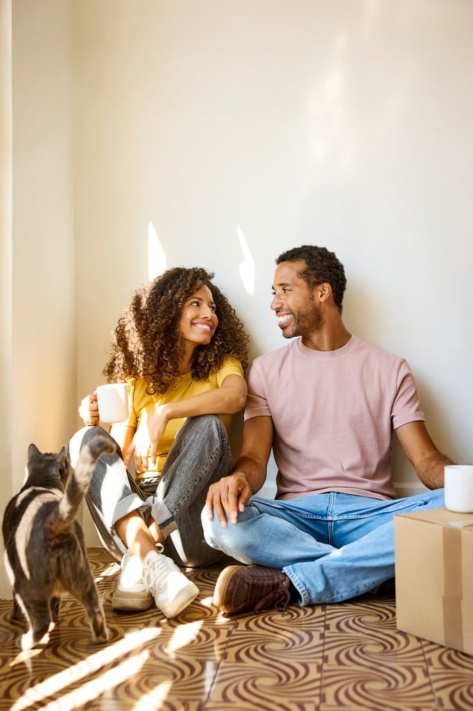 pareja sentada suelo mudanza