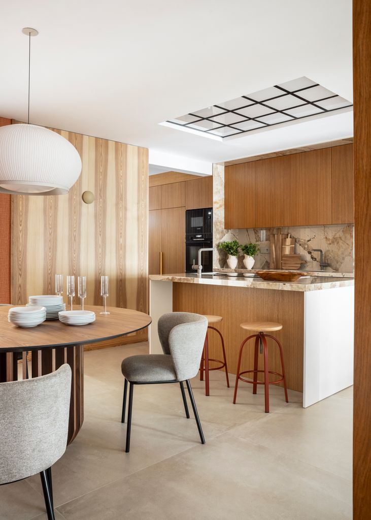 Comedor con sillones tapizados