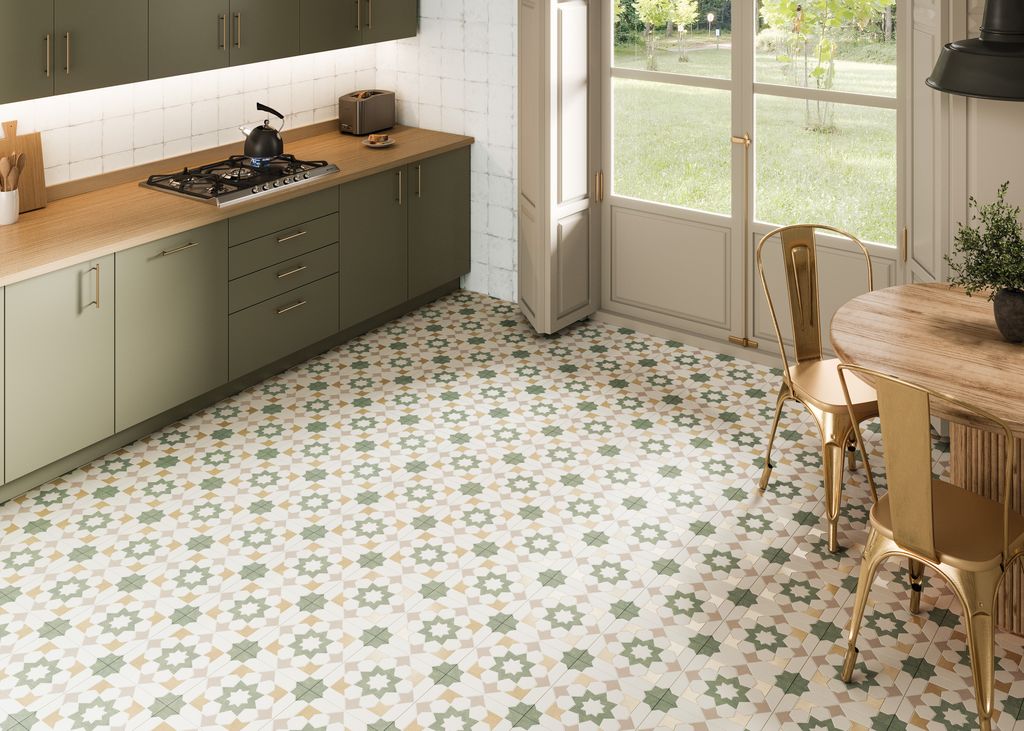 Cocina con suelo de azulejos efecto hidráulico