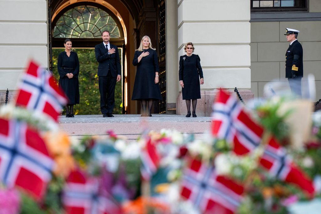La Familia Real noruega agradece al público las muestras de cariño y apoyo tras la muerte del rey Harald a la salida del Palacio Real 