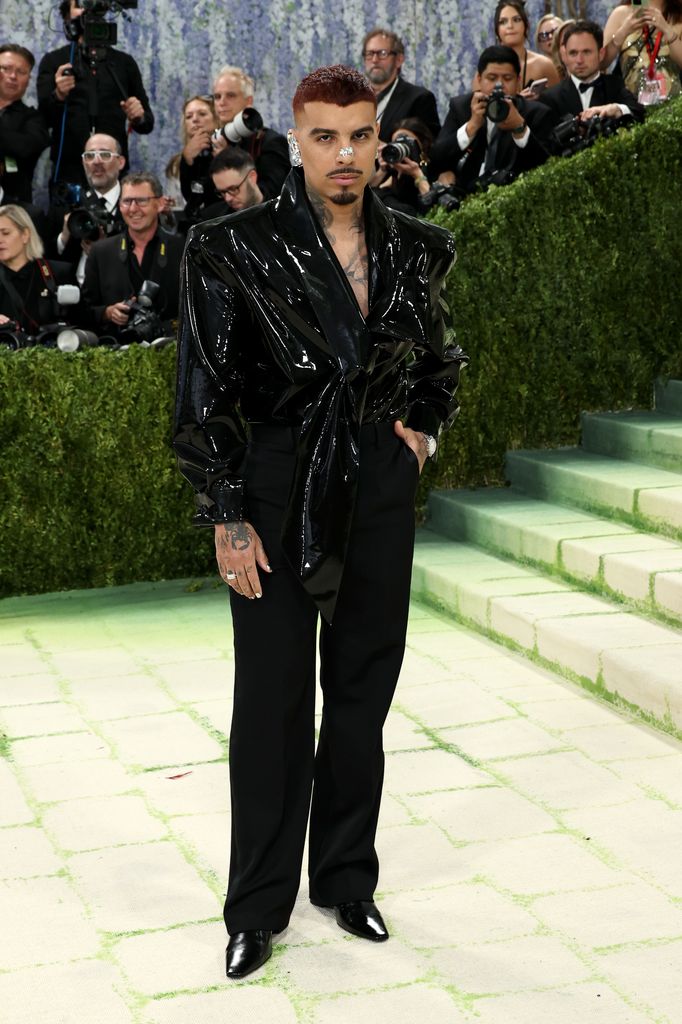 Rauw Alejandro lució un diseño de Saint Laurent.