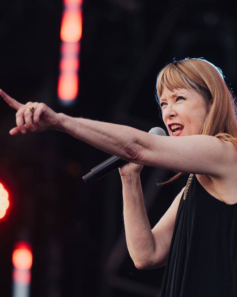 La cantante estadounidense Suzanne Vega, durante su actuación en la última edición del festival de la Isla de Wight, celebrada en junio de 2026, Inglaterra, reino Unido
