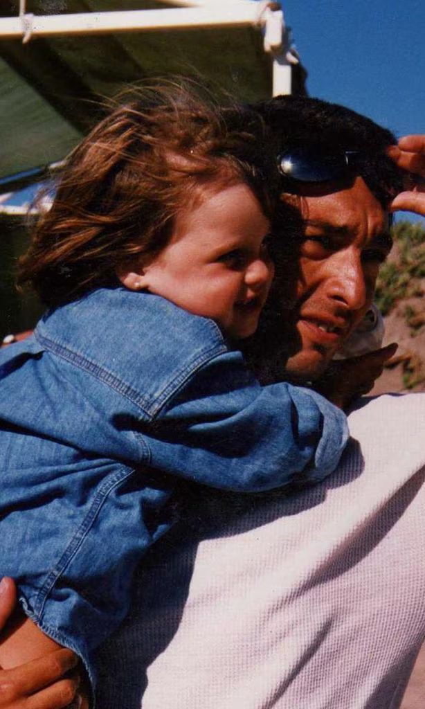 Clara, de niña, con su padre, el actor Ricardo Darín