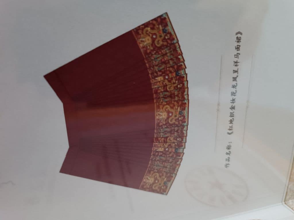 La princesa acudió al acto con una falda que era una réplica del tejido que usaban exclusivamente la familia imperial de las eras Yuan, Ming y
Qing.