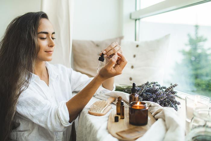 mujer aplicándose cosméticos