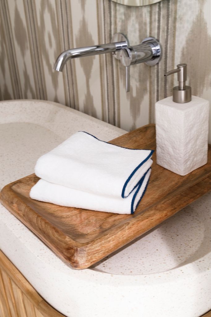 Detalle de baño de cortesía. 