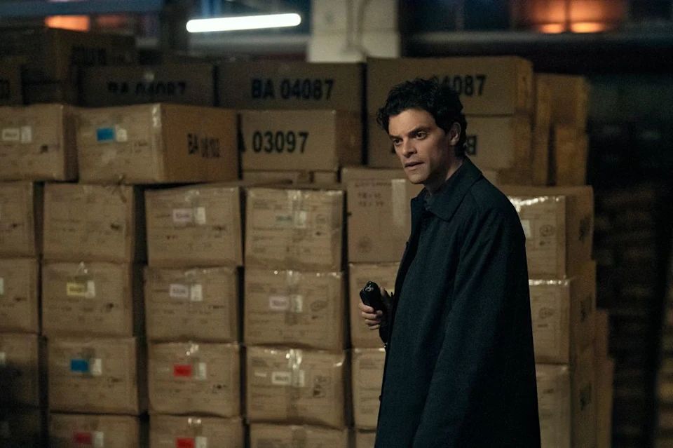 El inspector jefe Rhys Covac (Jacob Fortune-Lloyd) está la frente de la investigación