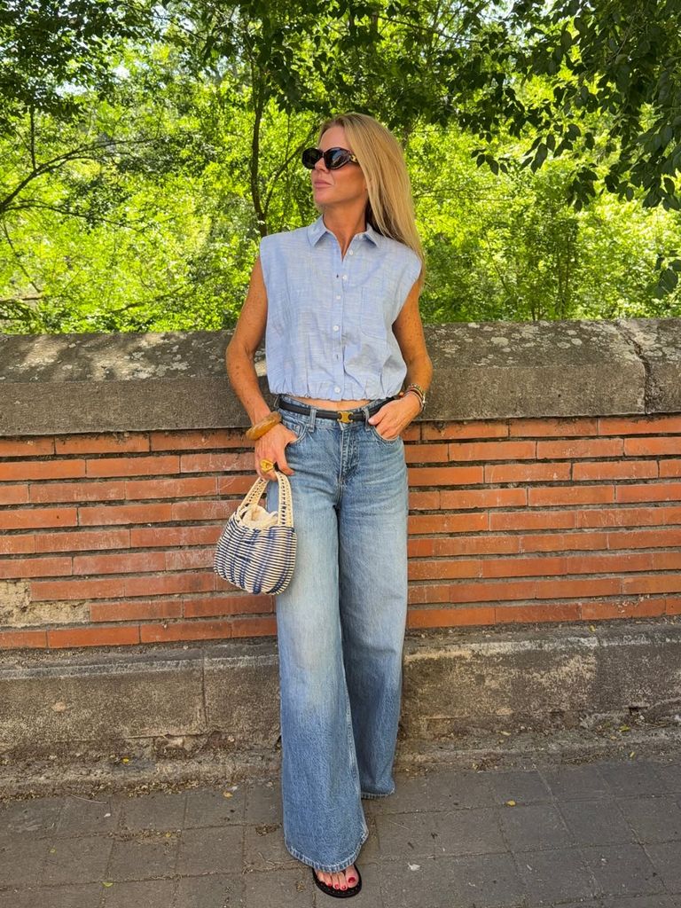 Amelia Bono con los pantalones que estilizan y alargan las piernas.