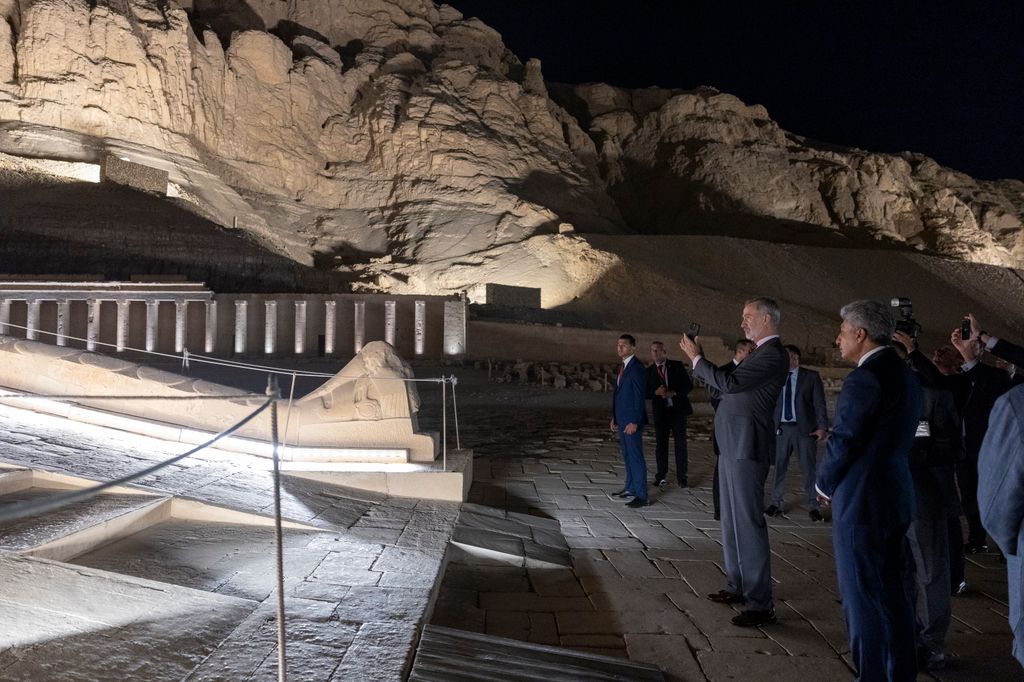 LOS REYES VISITAN HATSHEPSUT EN EL VALLE DE LOS REYES en Egipto