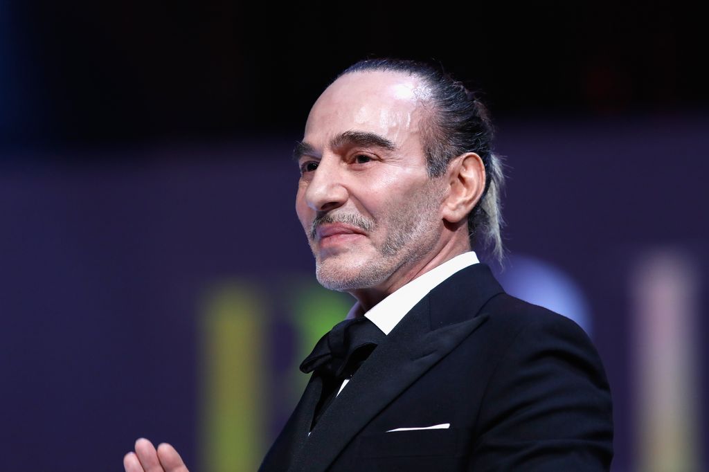 John Galliano presenta el premio al talento británico emergente de moda masculina en el escenario durante los Premios de la Moda 2017 