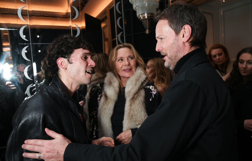 El diseñador Conner Ives saludando a Kim Cattrall y Russell Thomas 