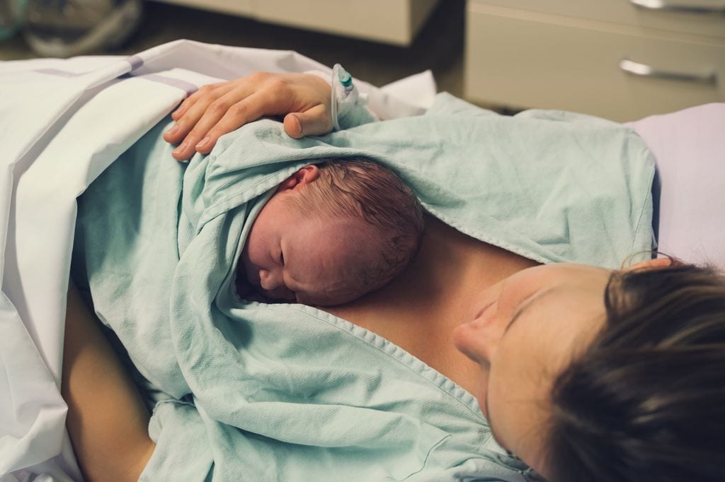 Madre con su hijo piel con piel tras dar a luz 