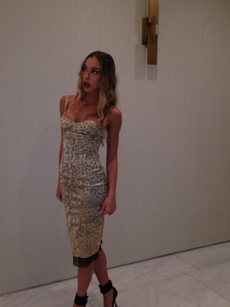 Luna lució un vestido con animal print para el festejo de sus 23 años