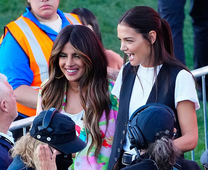 katie holmes con piercing junto a priyanka chopra