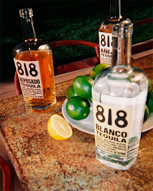 Kendall Jenner ha compartido en redes sociales esta imagen, donde se muestran las tres variedades de su marca de tequila 818.