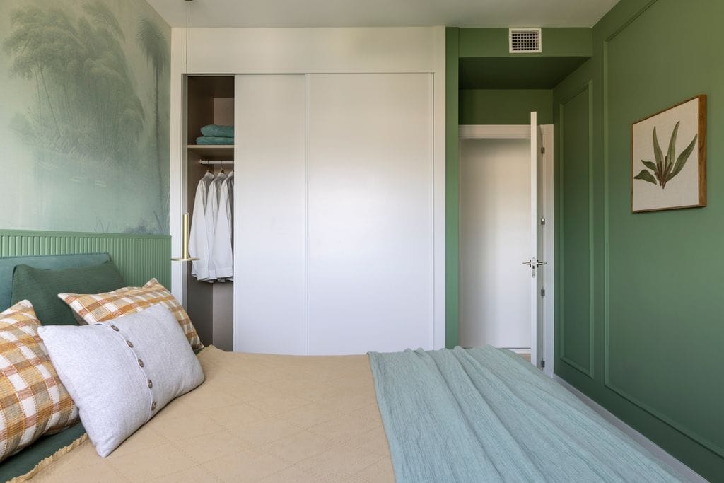 Dormitorio pintado de verde y armario empotrado blanco