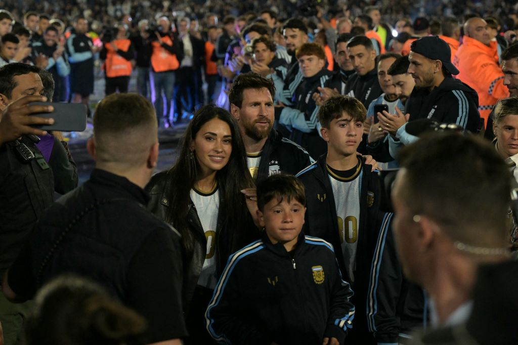Lionel Messi y su esposa Antonela Roccuzzo con sus hijos en el Estadio Monumental el 6 de octubre de 2026.