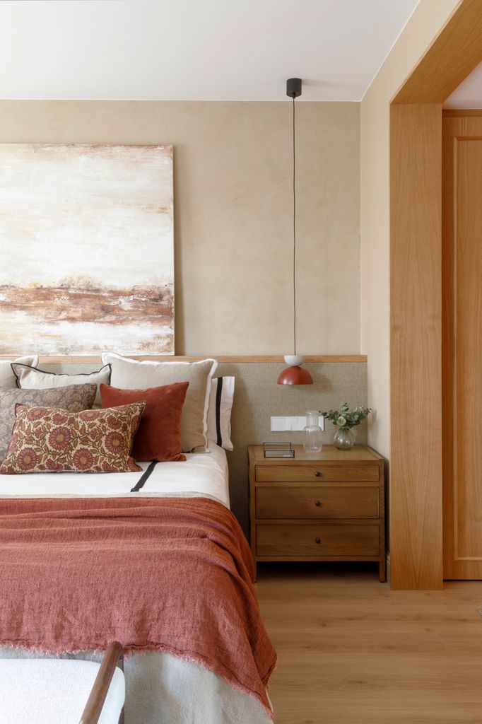 Dormitorio decorado en tonos tierra
