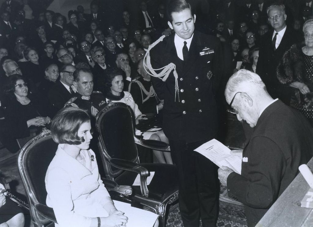 Constantino de Grecia y Ana Maria de Grecia en la Asociación de Atenienses en 1965
