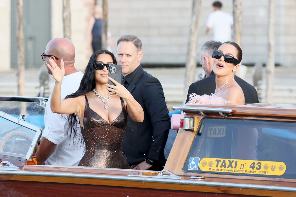 Kim y Khloé Kardashian lucen grandes gafas de sol cambio a la gran boda del año en Venecia. 