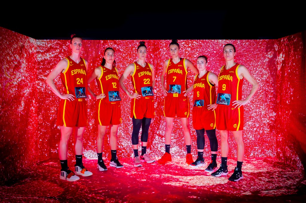 Posado de la Selección femenina de baloncesto antes de los Juegos Olímpicos de París