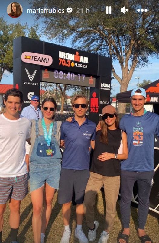 Claudia Osborne y José Entrecanales en un triatlón con María Fernández Rubíes