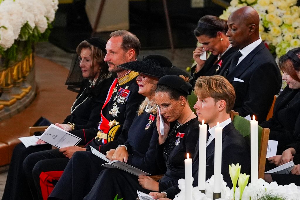 Durek Verrett acompañando a la Familia Real de Noruega en el funeral de su suegro