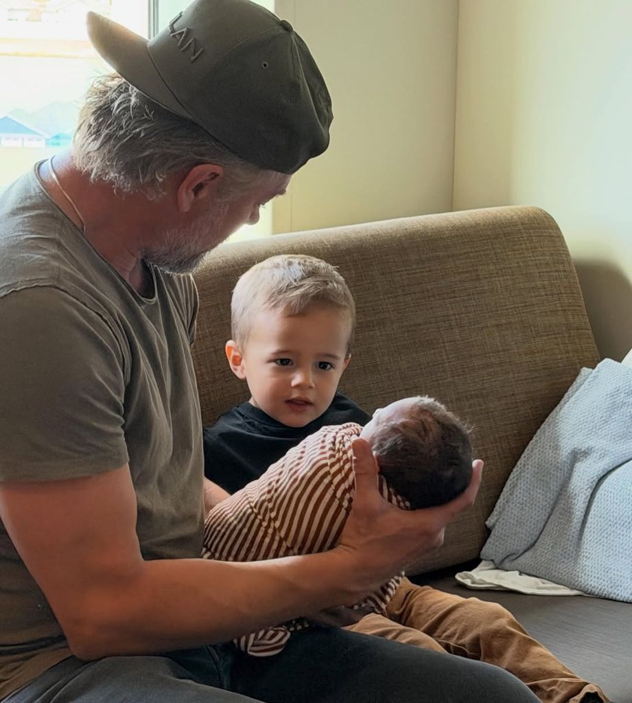 El pequeño Shepherd, de dos años, conoce por primera vez a su nueva hermanita