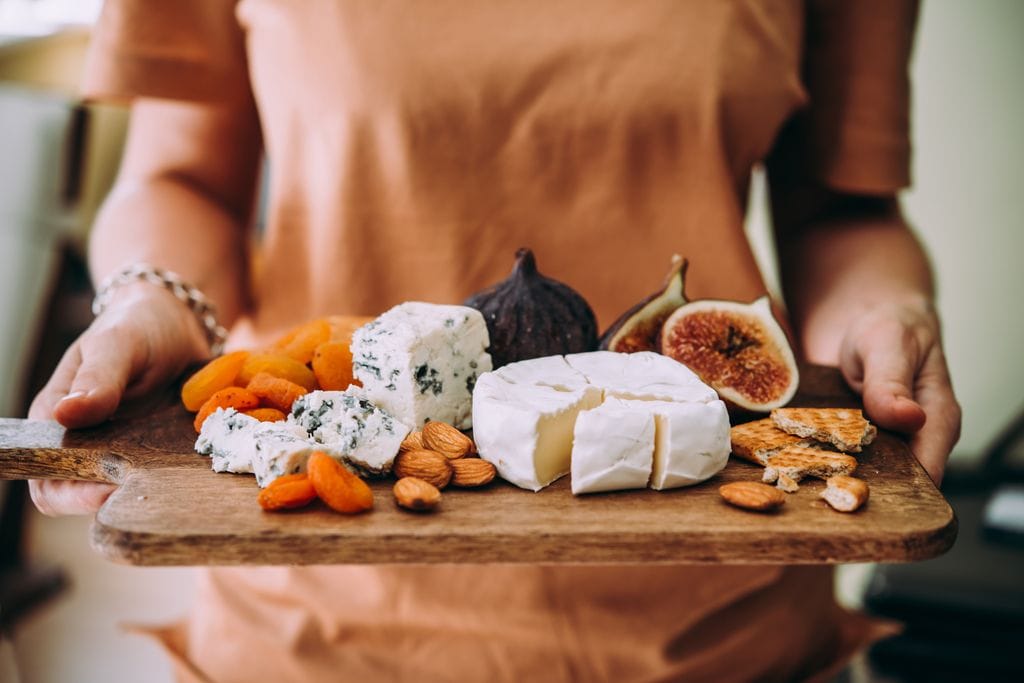 La fruta fresca o deshidratada, los frutos secos y los panes tipo 'cracker' son buenos acompañantes para los quesos. 