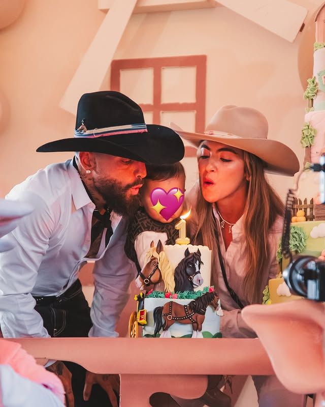 Maluma y Susana Gómez en la fiesta de su hija Paris por su primer año 