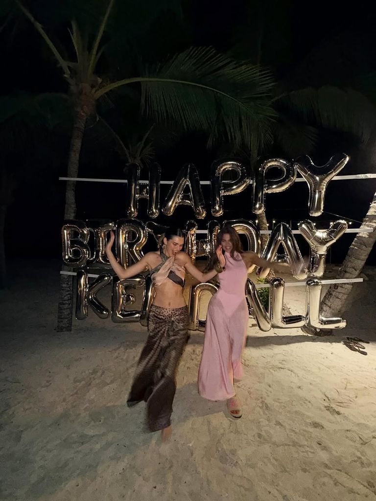Kendall Jenner y Khloé Kardashian, bailando durante el 'cumple'