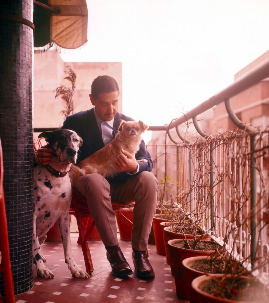 Jaime de Mora y Aragón con sus perros