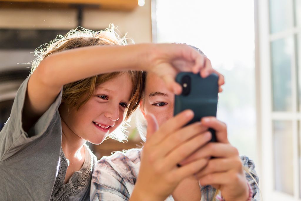 Niños viendo contenido en un móvil