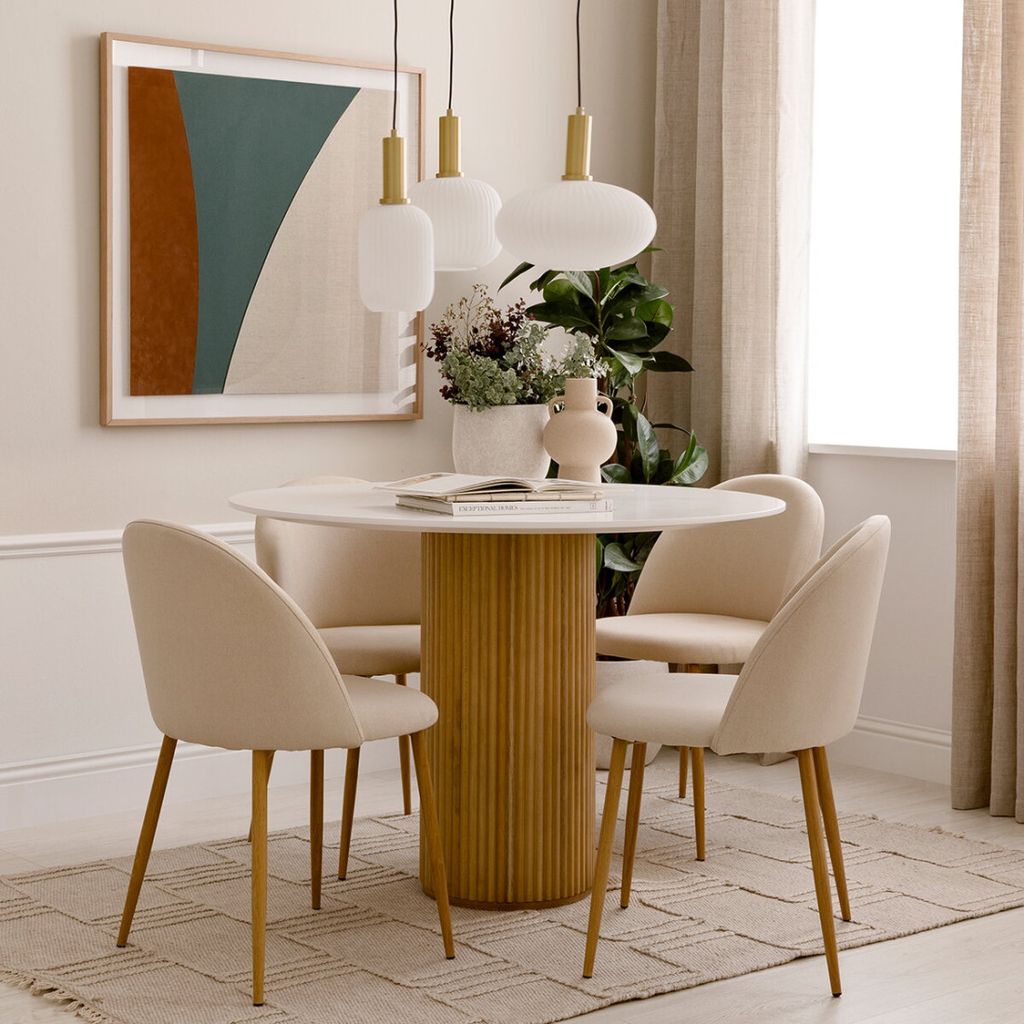 Mesa de comedor redonda con pie de madera y sobre blanco