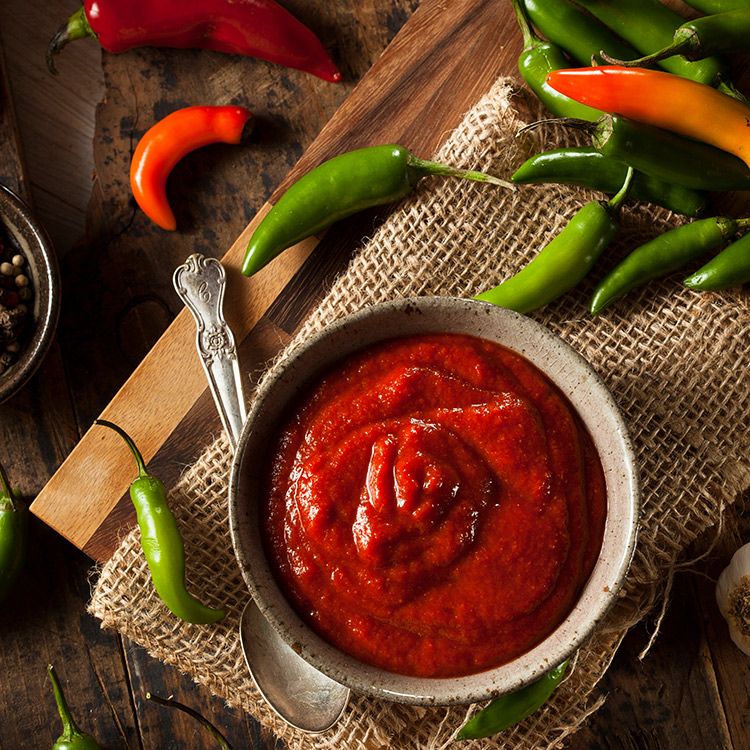 Salsa casera 'sriracha' en un bol